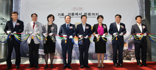 심보균 행정자치부 차관(오른쪽에서 네번째), 이상진 국가기록원장(오른쪽 두번째), 이해영 한국기록관리학회장(오른쪽 여섯번째), 더불어민주당 이재정 의원(오른쪽 세번째), 자유한국당 윤재옥 의원(오른쪽 다섯번째) 등 내빈들이 9일 오후 경기도 성남시 수정구 국가기록원 서울기록관에서 열린 '기록의날 기념식 및 정책세미나'에 참석해 전시관 개관기념 테이프커팅식을 하고있는 모습.   행정자치부 제공